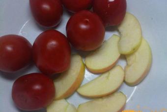 Пошаговый фото рецепт приготовления маринованных помидоров с яблоками на зиму